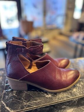 Bueno Women’s Ankle Strap Leather Bootie in Burgundy